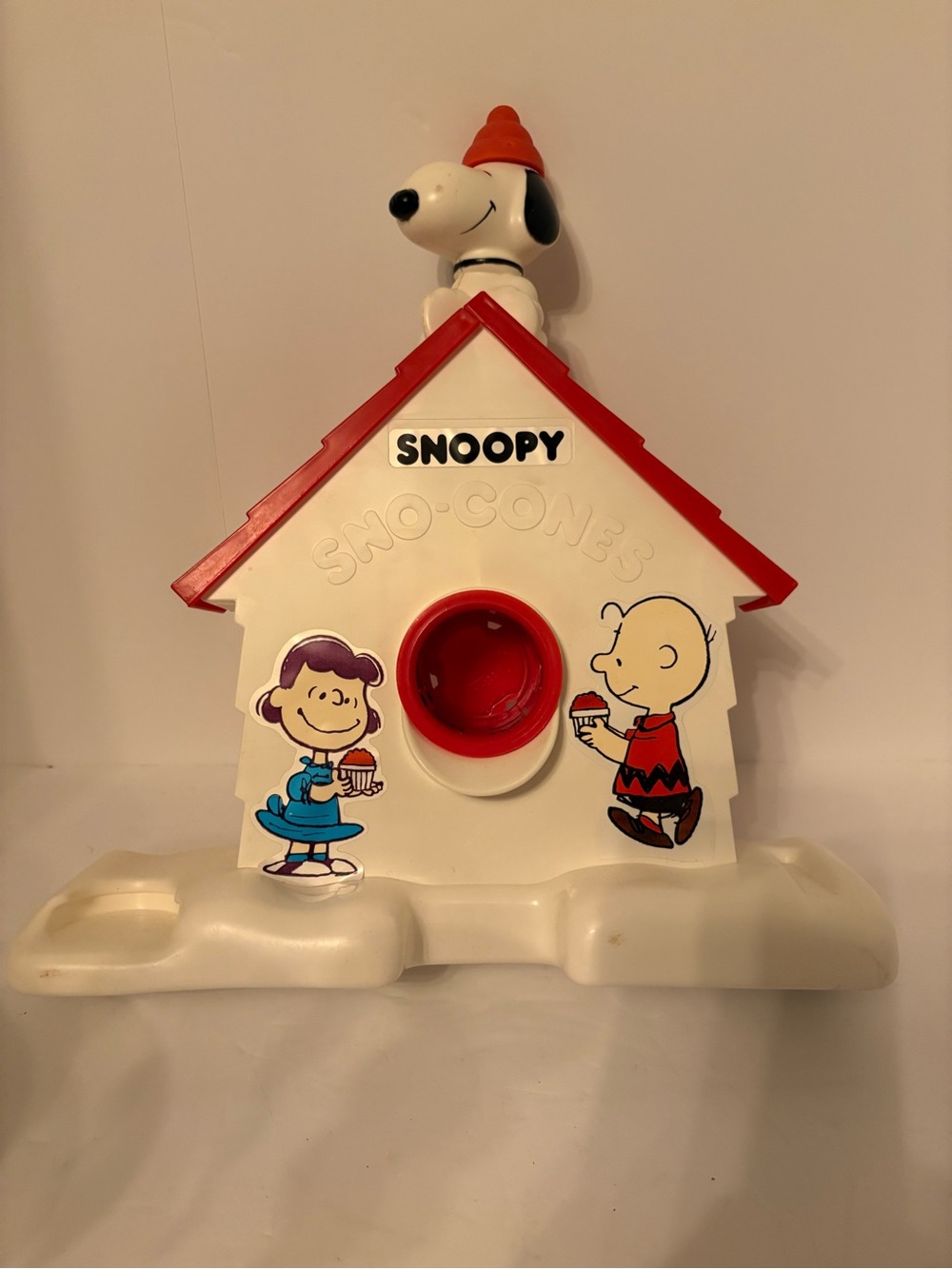 VINTAGE.: Snoopy, Peanuts toy sno- cone maker with instructions